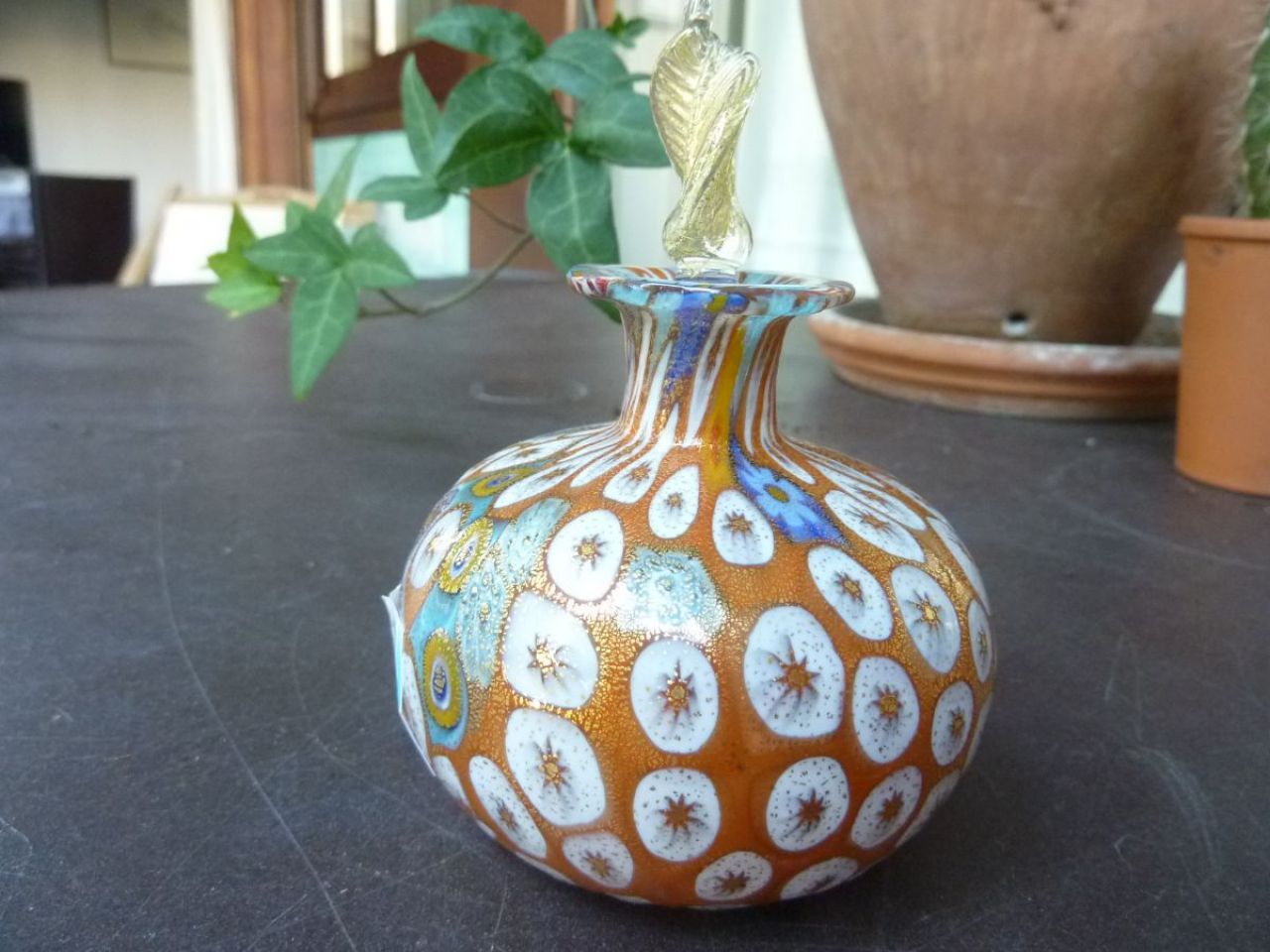 flacon à parfum en verre millefleur, travail traditionnel du verre à Murano, recouvert d'une fine feuille d'or