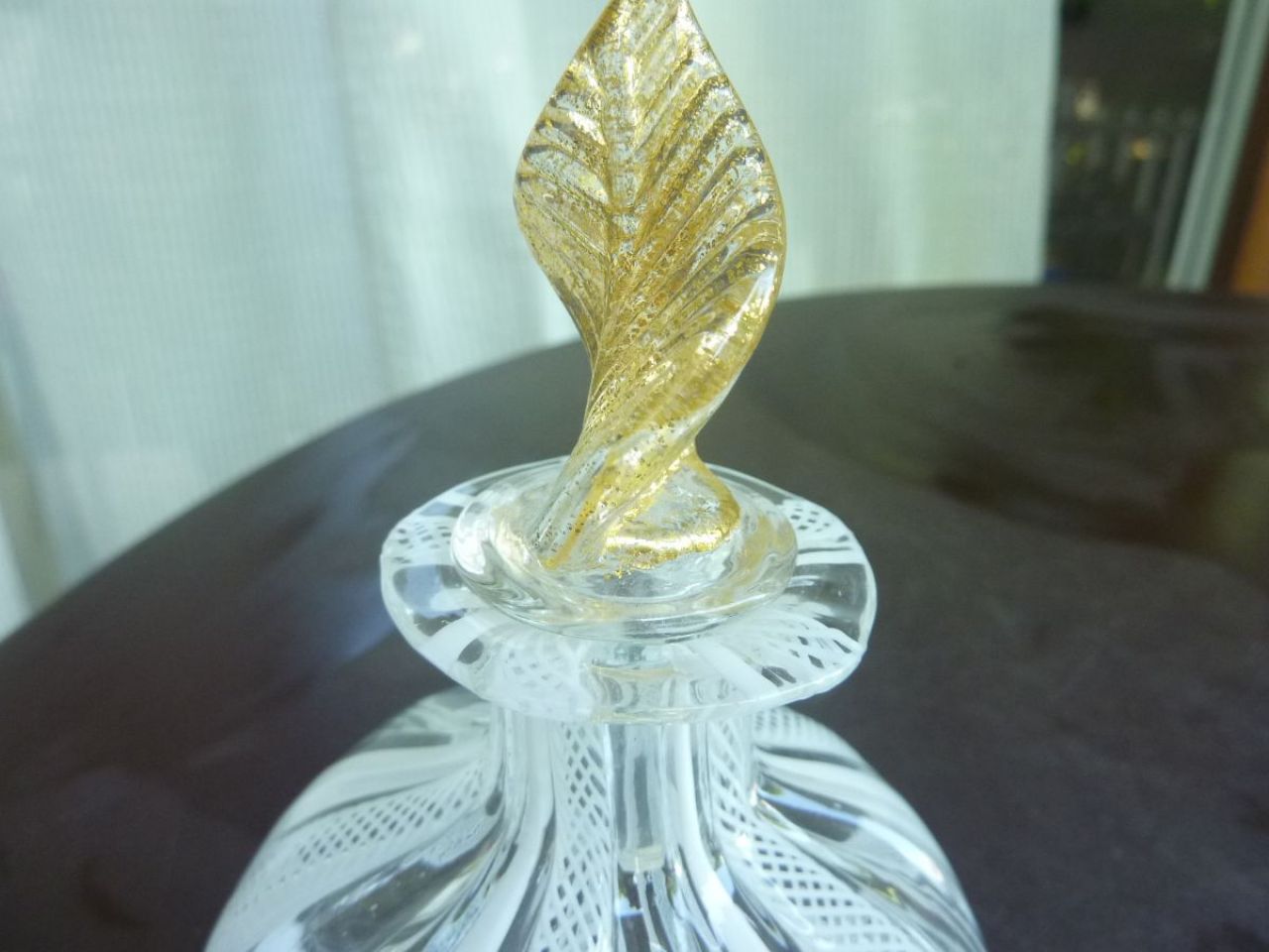 flacon à parfum en verre soufflé "filigrana", magnifique réalisation des artisans de Murano, bouchon en cristal à forme de feuille recouverte d'or