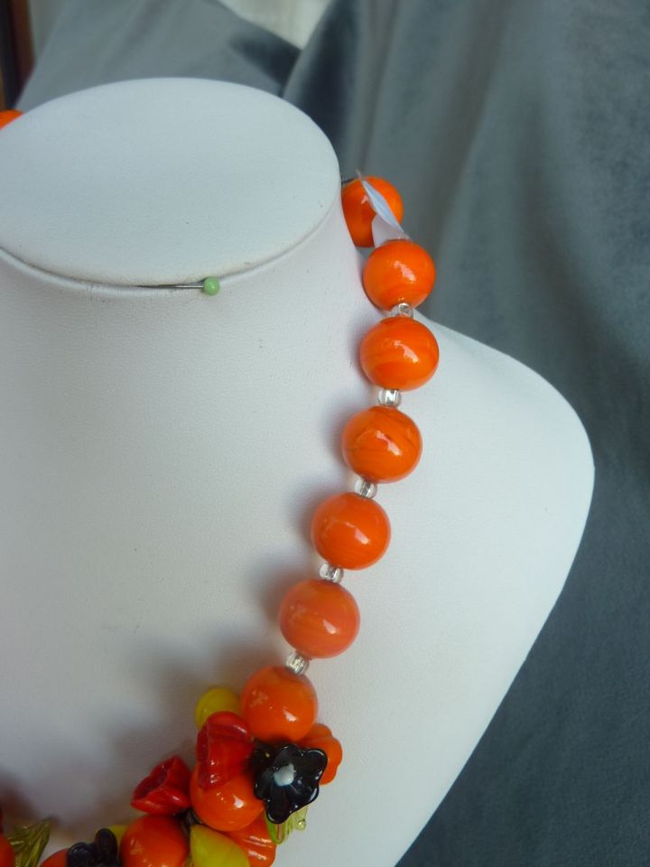 collier en verre de Murano couleur orange, fait main, typique travail de l'artisanat vénitien