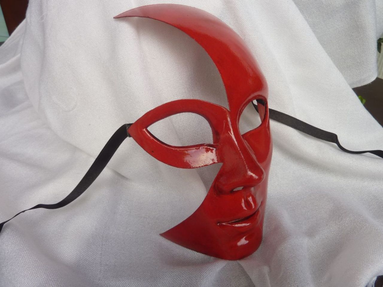 masque demi lune rouge, fait main par les artisans vénitiens
