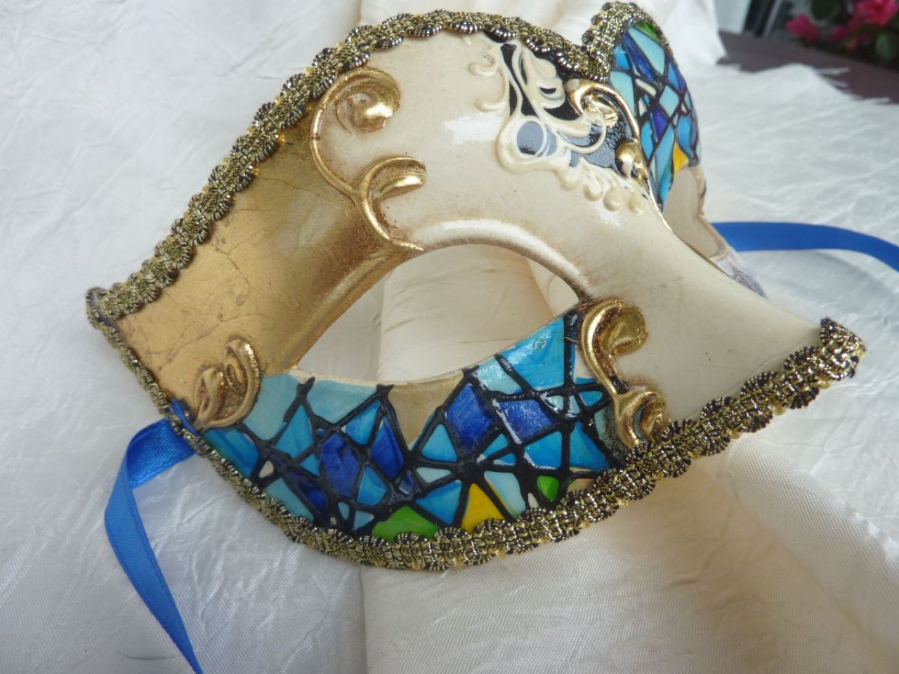 masque loup , décoration fait main , reproduction du pont de Rialto, arabesque doré, gallon doré