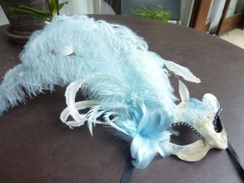 masque loup avec plumes d'autruche, recouvert de tissu de créateur, pièce unique, strass