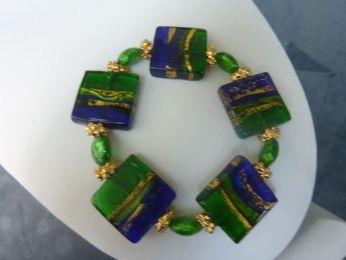bracelet avec perles carrées en verre de Murano fait main , magnifiques couleurs  vert et bleu,  incrustations à la feuille d'or
