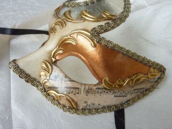 masque loup à forme de lune,feuille d'or, argent et cuivre, reproductions du papier music