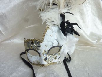 Masque loup décoré à la main,noir et blanc, glitter et gallon doré, plumes d'autrouche