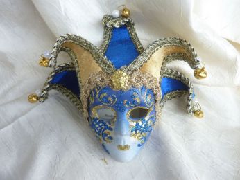 masque petit pour décoration, bleu et or, coiffe en velours jeune et bleu, visage bleu avec arabesques en glitter doré