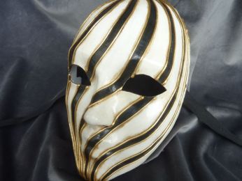 masque visage en papier mâché fait main, rayures noir sur fond blanc soulignés par des bords dorés