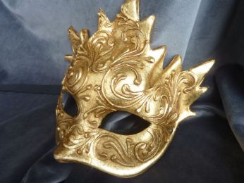 masque loup en papier mâché, décoré avec arabesques en relief feuille d'or,