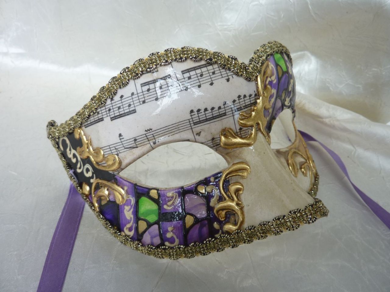 masque loup dÃ©corÃ© Ã  la main, couleur prÃ©dominant mauve, arabesque dorÃ©, fond blanc, papier musique