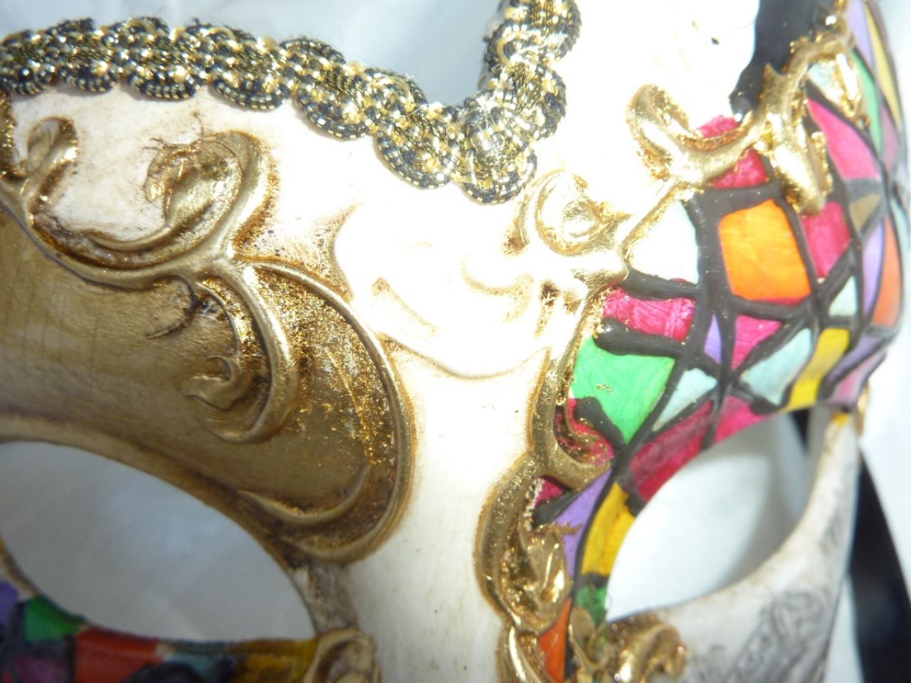 masque loup dÃ©corÃ© Ã  la main, multicolor avec arabesques dorÃ© et reproduction d'une vu de Venise