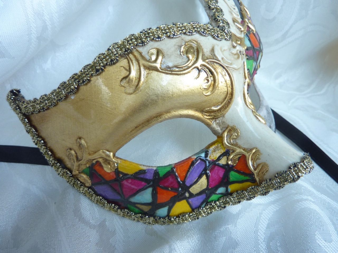 masque loup dÃ©corÃ© Ã  la main, multicolor avec arabesques dorÃ© et reproduction d'une vu de Venise