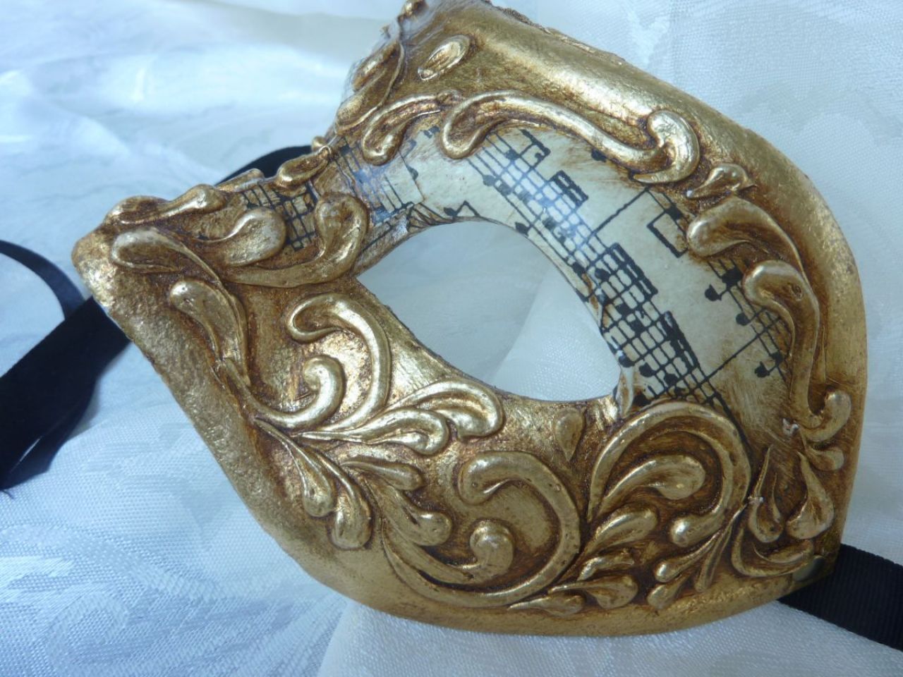masque loup en papier mÃ¢chÃ© , fait main, feuille d'or et partition de musique