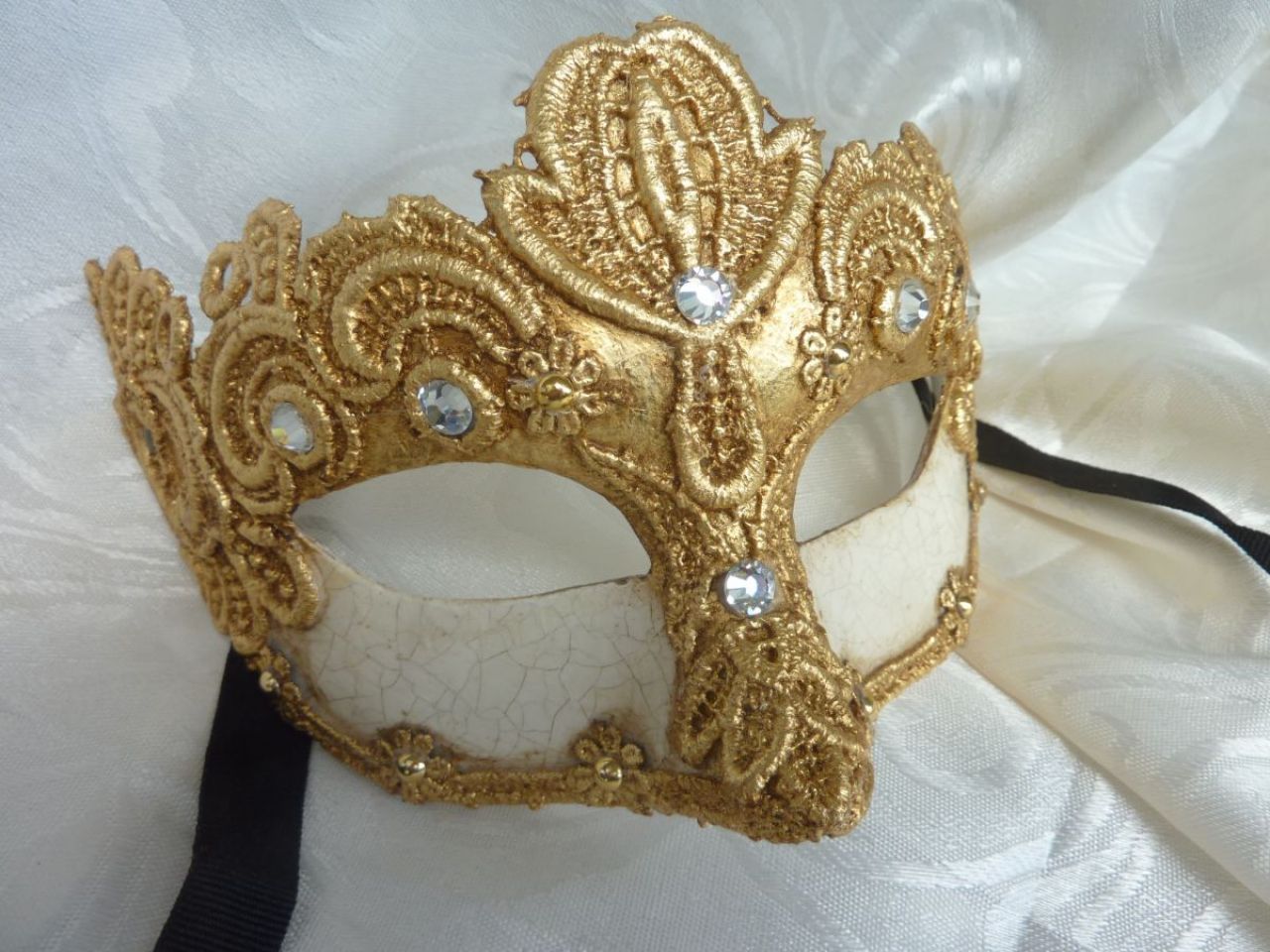 masque loup en papier mÃ¢chÃ©, macramÃ© avec feuille d'or et strass sur fond blanc au verni craquelÃ© 