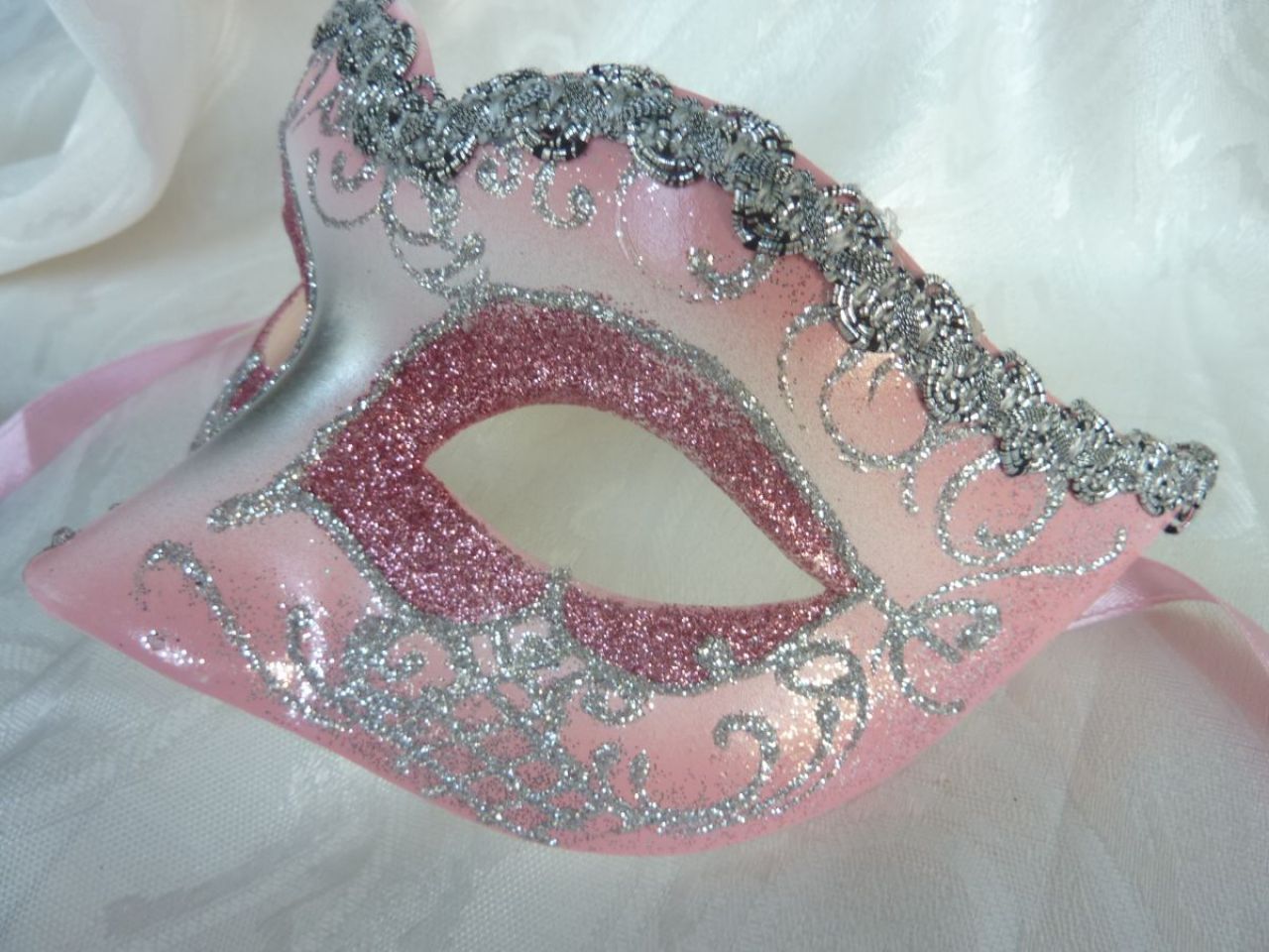 masque loup dÃ©corÃ© main avec paillettes rose, glitter argent, gallon argentÃ©