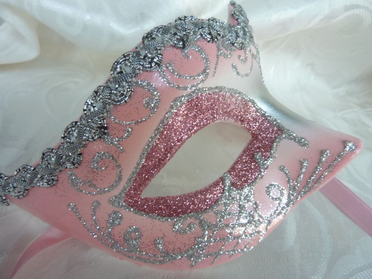 masque loup dÃ©corÃ© main avec paillettes rose, glitter argent, gallon argentÃ©