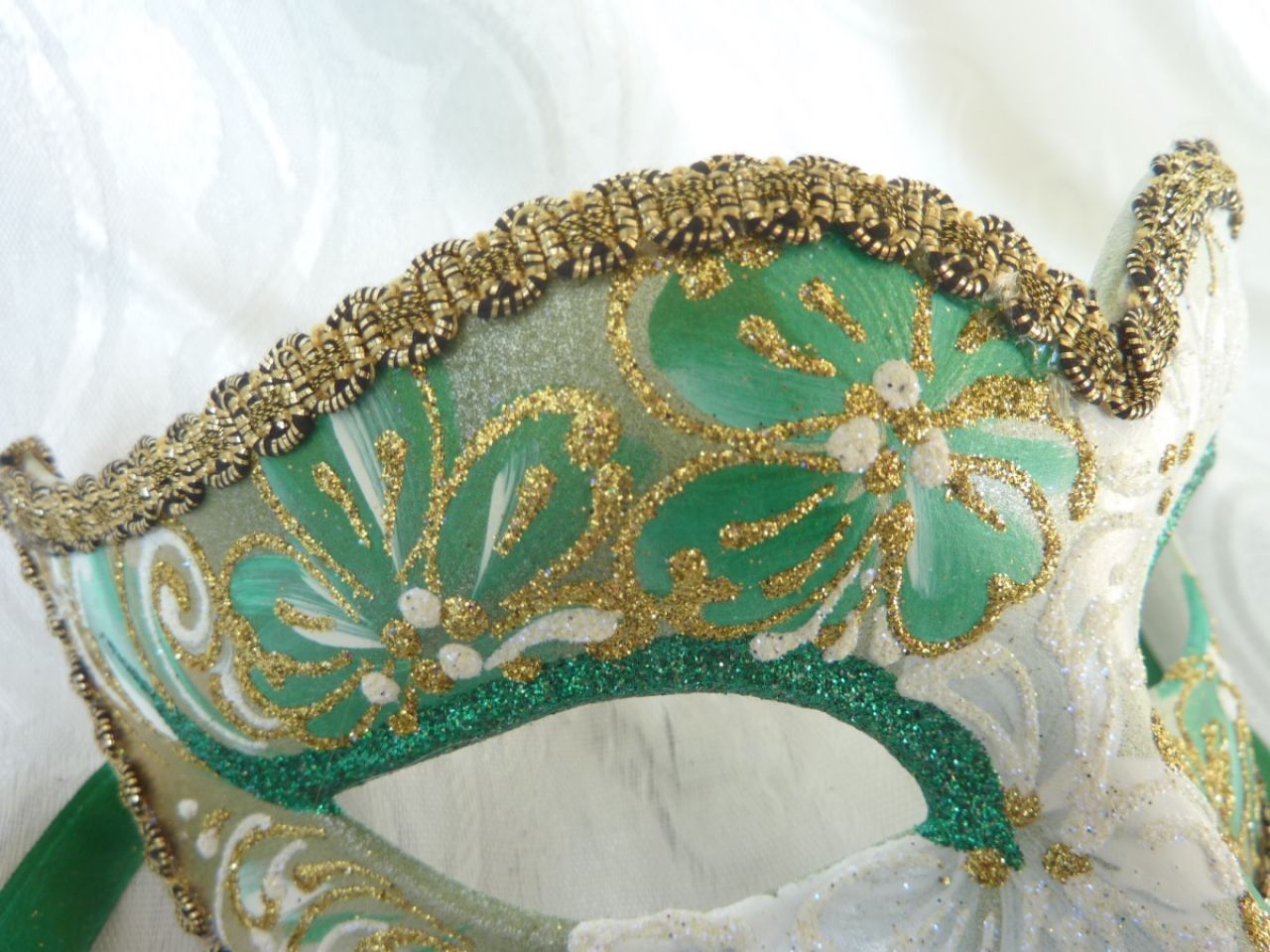 masque loup dÃ©coration fait main avec fleur, glitter et gallon dorÃ©, ruban vert