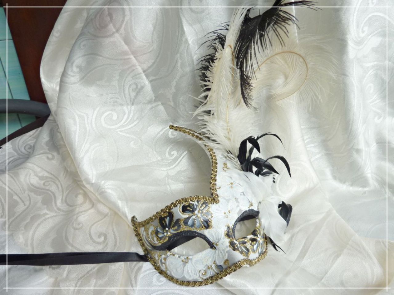 masque loup ,dÃ©corÃ© en blanc et noir , plumes d'autrouche , gallon et glitter dorÃ©