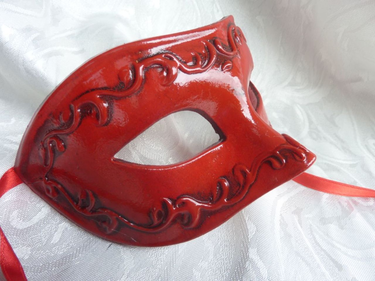 masque loup rouge avec arabesques en relief