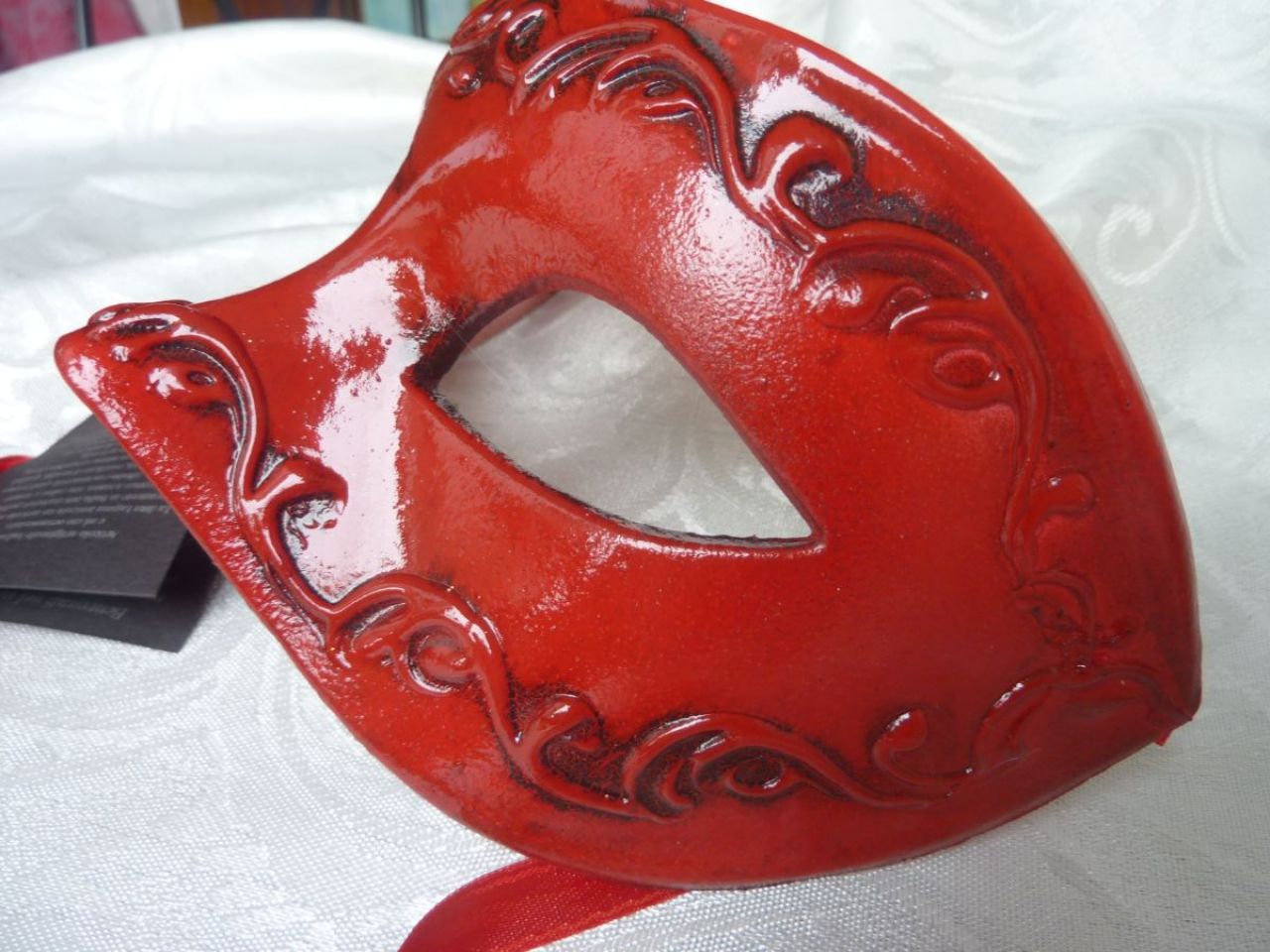 masque loup rouge avec arabesques en relief