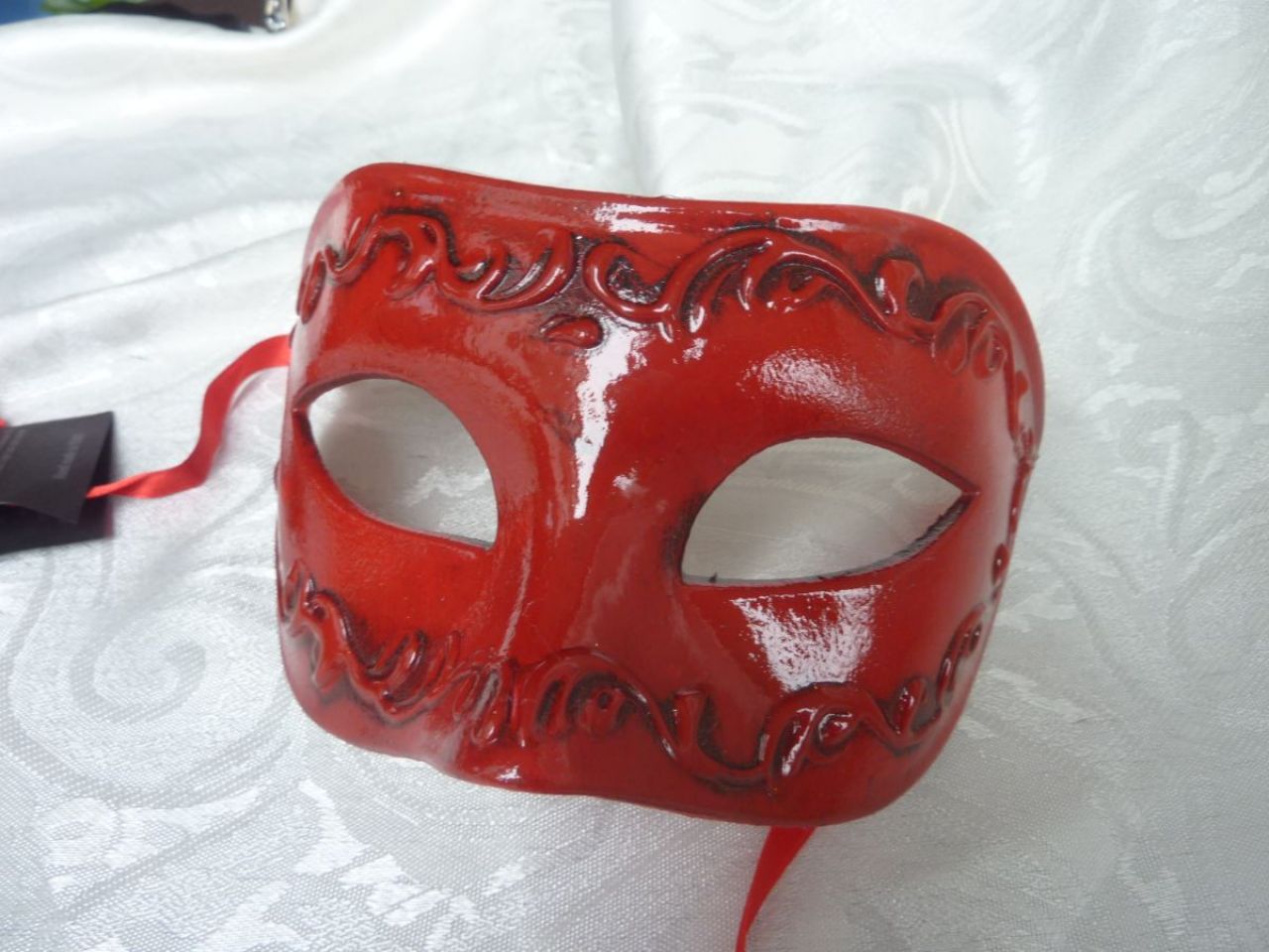 masque loup rouge avec arabesques en relief