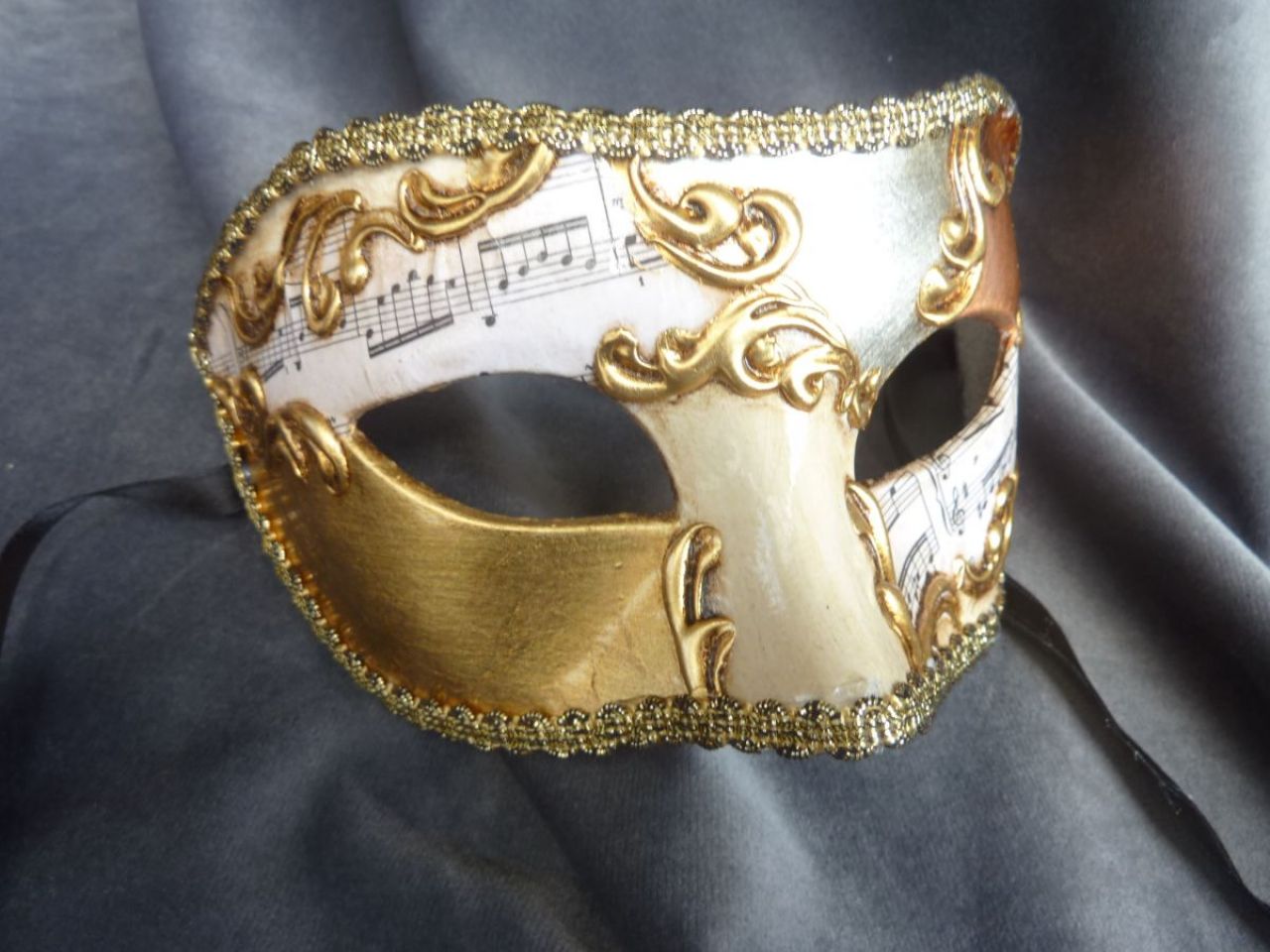 masque loup dÃ©corÃ© Ã  la main , papier musique, feuille d'or d'argent et de cuivre