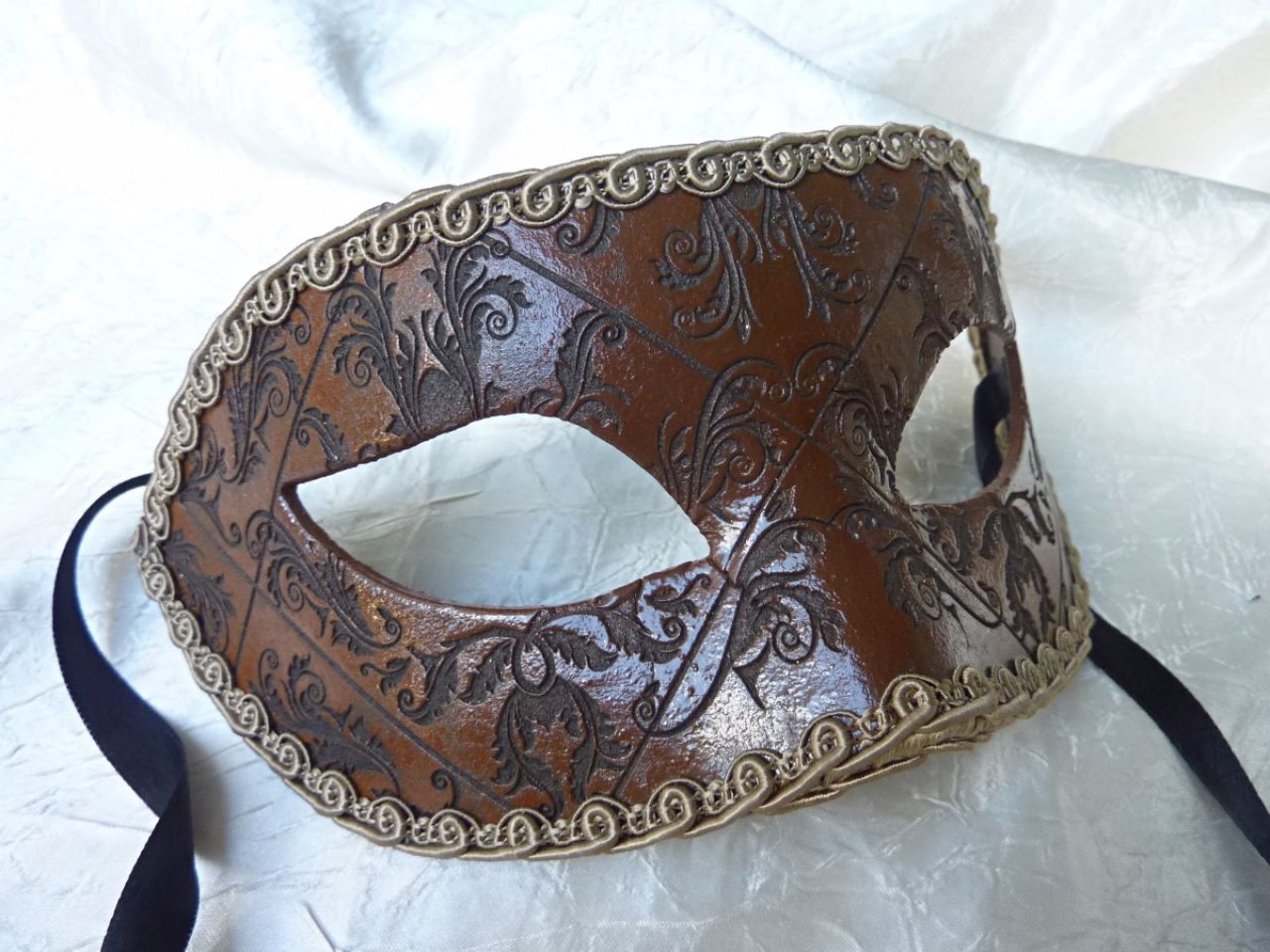 masque loup couleur cuir marron en papier imprimÃ© avec motif renaissance, gallon