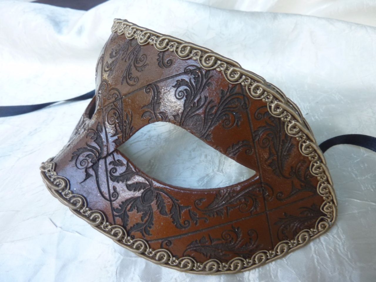 masque loup couleur cuir marron en papier imprimÃ© avec motif renaissance, gallon