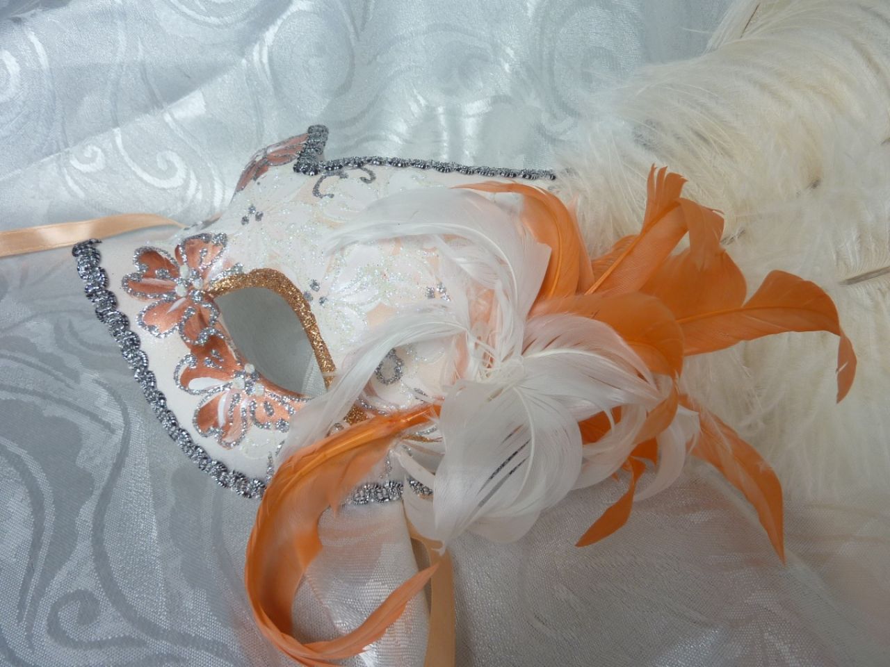 masque loup avec plumes d'autruche orange et saumon claire, glitter et gallon argentÃ©