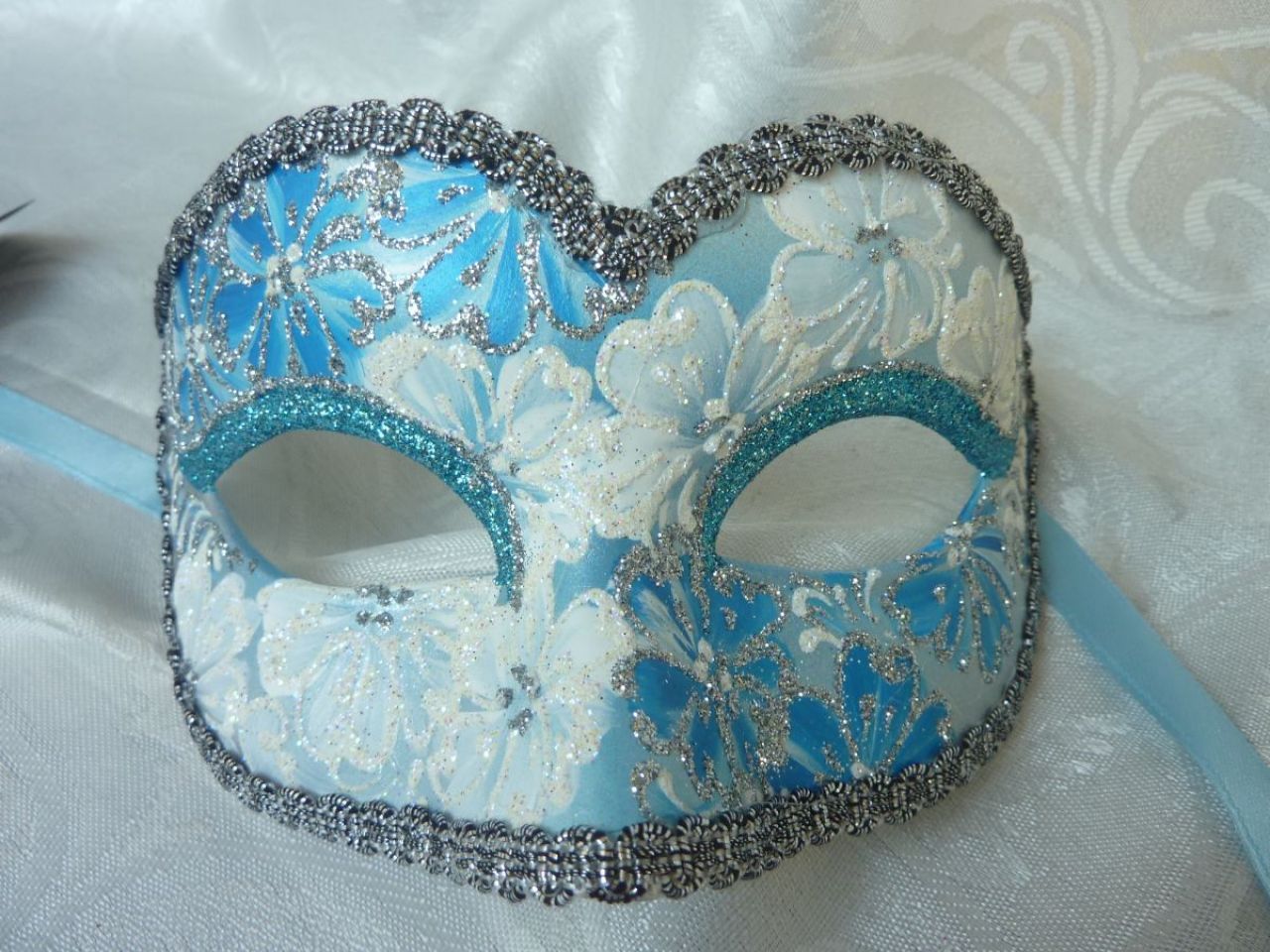  masque loup décorés à la main, paillettes argentées ,gallon, couleurs blanc et bleu clair