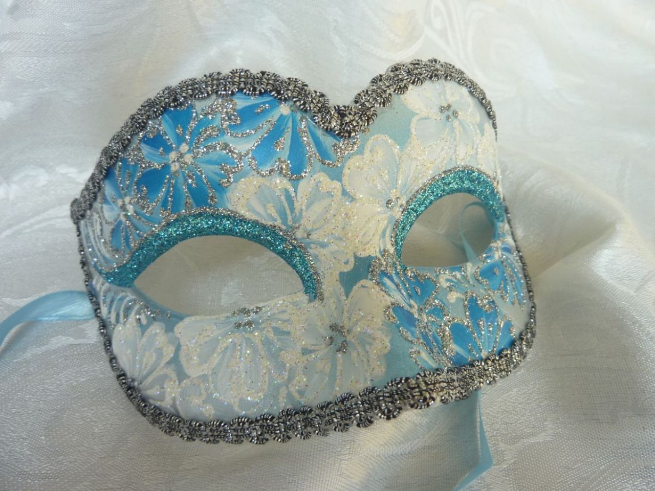  masque loup décorés à la main, paillettes argentées ,gallon, couleurs blanc et bleu clair