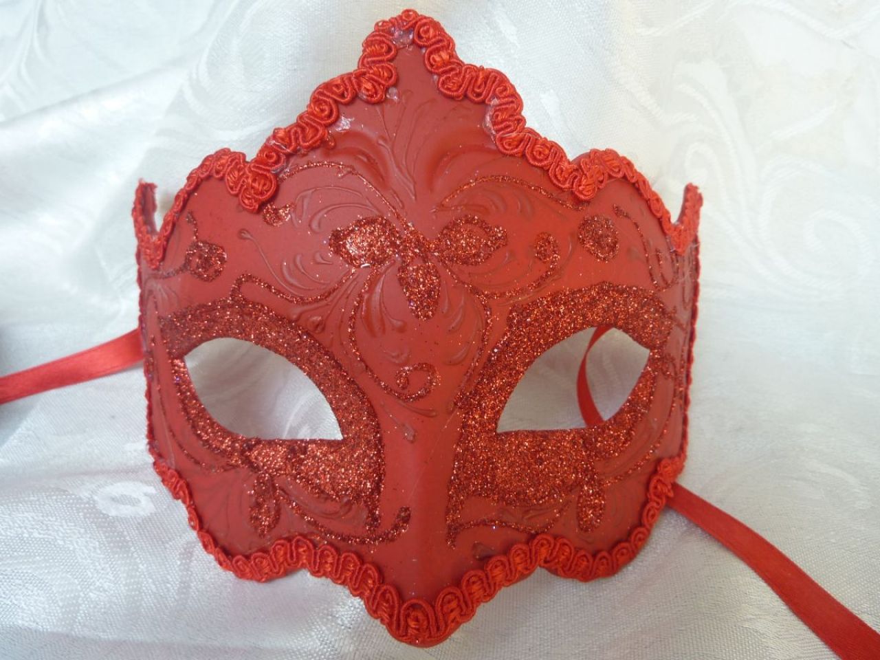 masque loup rouge décoré à la main, paillettes et gallon rouge