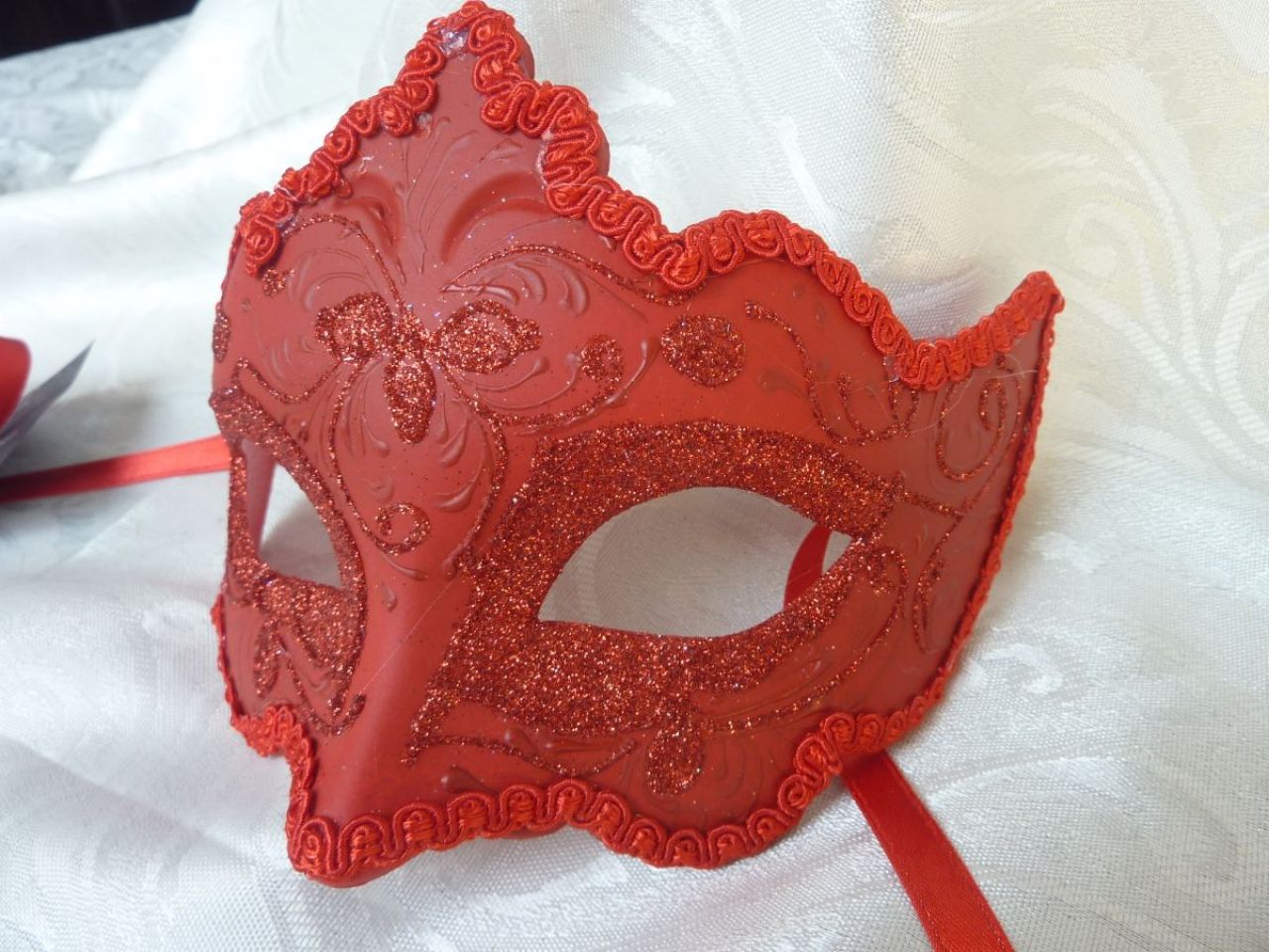 masque loup rouge décoré à la main, paillettes et gallon rouge