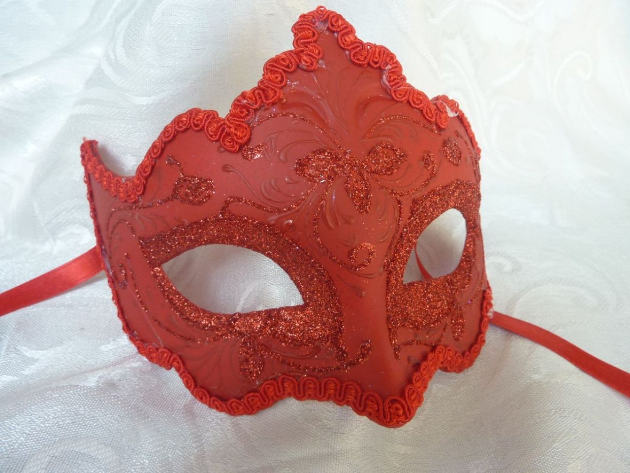 masque loup rouge décoré à la main, paillettes et gallon rouge