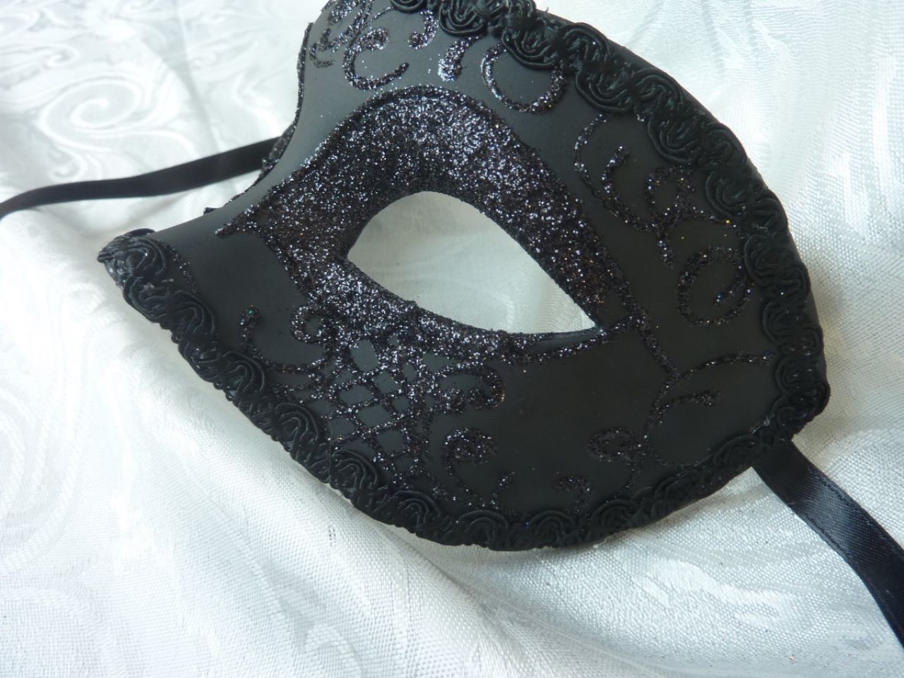 masque loup noir avec pailletes et gallon, décoré à la main 