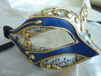 masque loup blanc et bleu en papier mâche , fait main, arabesques en relief dorés, papier musique