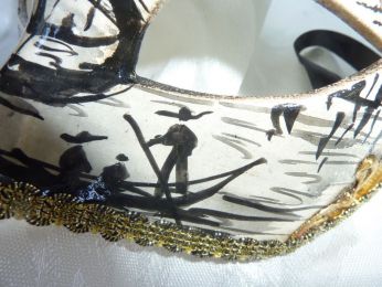 masque loup avec dessin  fait main  du pont de Rialto noir sur fond blanc, arabesques et gallon dorÃ©