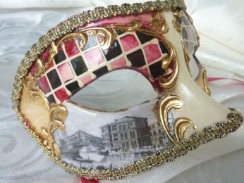 masque loup dÃ©coration Ã  la main, petits carrÃ©s rose et noir , fond blanc , arabesques Ã  l a feuille d'or, reproduction d'une vue de Venise