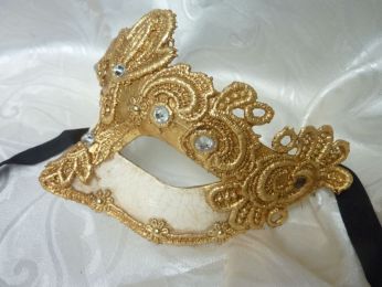 masque loup en papier mÃ¢chÃ©, macramÃ© avec feuille d'or et strass sur fond blanc au verni craquelÃ© 