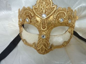 masque loup en papier mÃ¢chÃ©, macramÃ© avec feuille d'or et strass sur fond blanc au verni craquelÃ© 