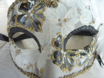 masque loup ,dÃ©corÃ© en blanc et noir , plumes d'autrouche , gallon et glitter dorÃ©