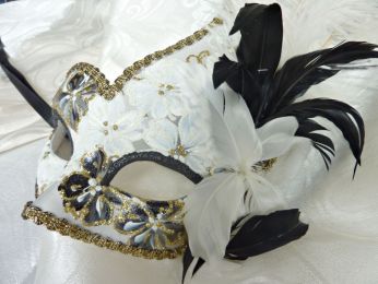 masque loup ,dÃ©corÃ© en blanc et noir , plumes d'autrouche , gallon et glitter dorÃ©