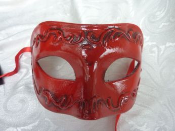 masque loup rouge avec arabesques en relief