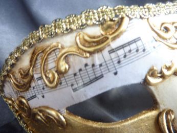 masque loup dÃ©corÃ© Ã  la main , papier musique, feuille d'or d'argent et de cuivre