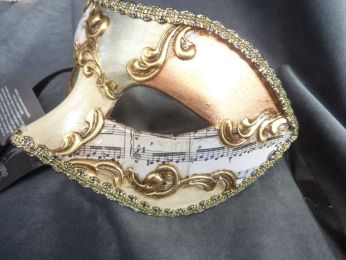 masque loup dÃ©corÃ© Ã  la main , papier musique, feuille d'or d'argent et de cuivre