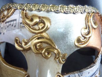 masque loup dÃ©corÃ© Ã  la main , papier musique, feuille d'or d'argent et de cuivre