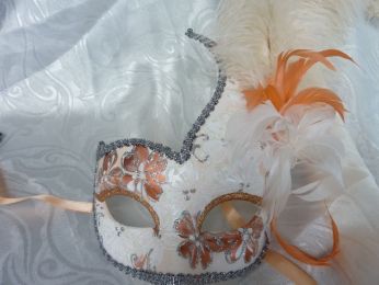 masque loup avec plumes d'autruche orange et saumon claire, glitter et gallon argentÃ©