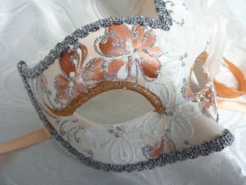 masque loup avec plumes d'autruche orange et saumon claire, glitter et gallon argentÃ©