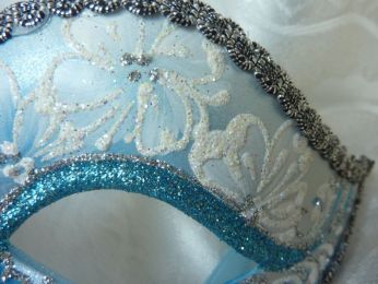  masque loup décorés à la main, paillettes argentées ,gallon, couleurs blanc et bleu clair