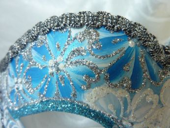  masque loup décorés à la main, paillettes argentées ,gallon, couleurs blanc et bleu clair