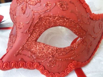 masque loup rouge décoré à la main, paillettes et gallon rouge